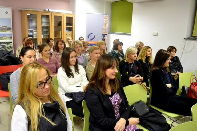 Ovakva događanja će se organizirati na dvomjesečnoj ili tromjesečnoj bazi te će se pratiti provođenje navedenih projekata te događaja ili inicijativa iz područja ženskog poduzetništva, druženje kroz okrugli stol na unaprijed definiranu temu, a uz predstavnice iz područja žena iz privatnog sektora (poduzetnica), predstavnica znanstvenica, inovatorica i/ili zabilježenih dostignuća, predstavnica školske i studentske populacije, predstavnica iz odgojno-obrazovnih institucija, predstavnica iz područja sporta, uz neformalna druženja i umrežavanja. Događanja će povremeno imati i međunarodni karakter, jer će se u suorganizaciju uključiti članovi konzorcija te klijenti organizacija uključenih u navedene projekte. Lokalne partnerske mreže ove ženske inicijative bit će organizacije koje podupiru razvoj ženskog poduzetništva te slične inicijative koje su pokrenute ili će se pokrenuti, a vezane su uz temu ženskog poduzetništva. U prvom događanju suorganizator je udruga Međunarodna mreža poslovnih žena, koju je sa svojim kolegicama Ninom Korać i Mirjanom Petković, osnovala i vodi Ivana Radić, PR i komunikacijski menadžer. Događaj su moderirale Emilija Stručić Skočibušić i Sanja Ostroški, direktorica HUP podružnice Varaždin.